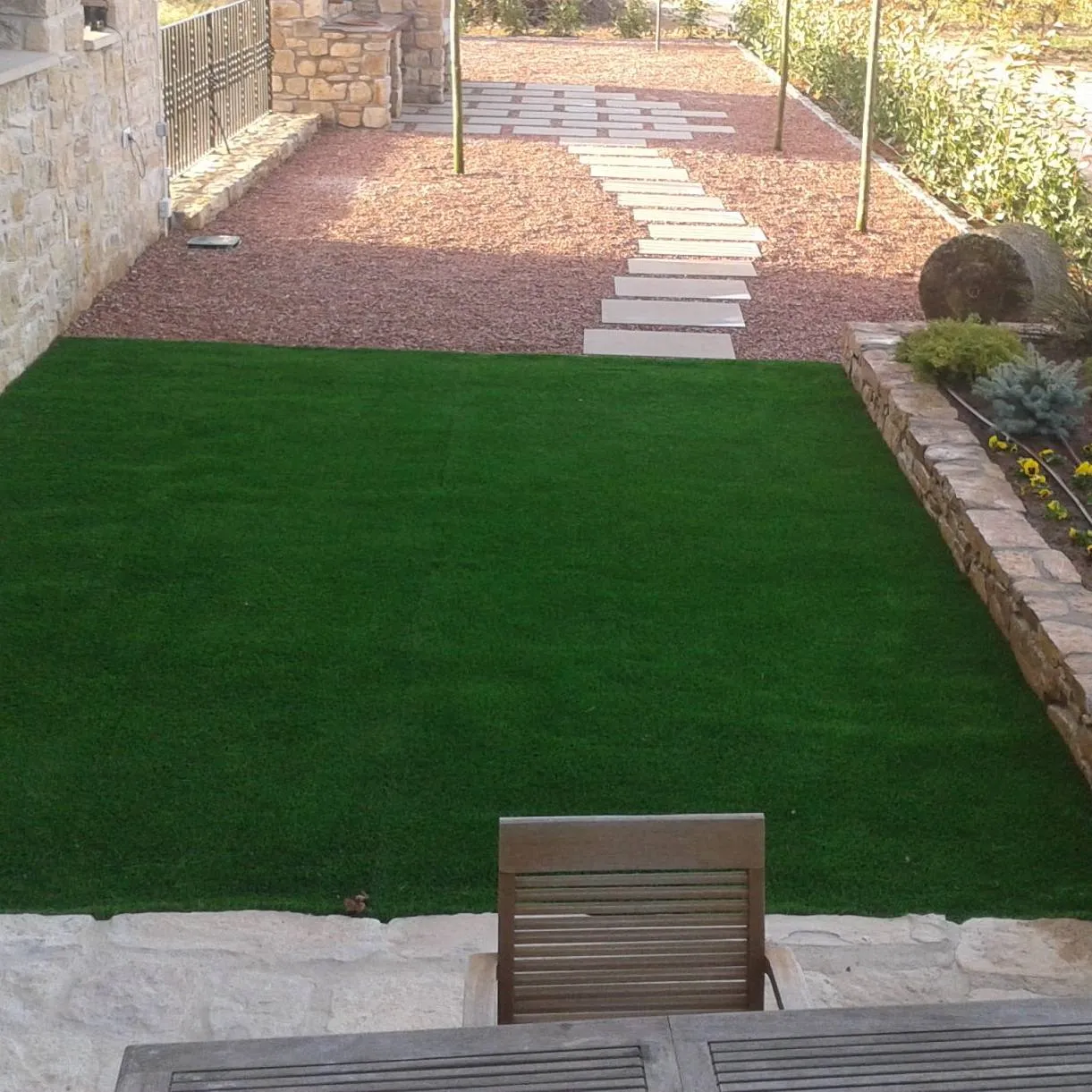 Cesped artificial, gravilla i pas de pedra de Vinaixa