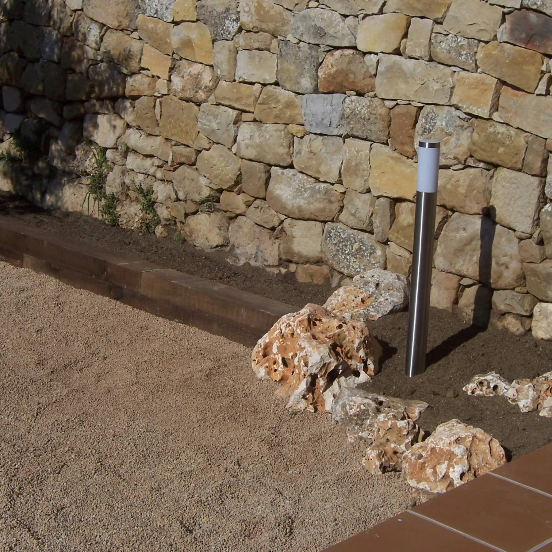 Rocalla, jardinera de fusta i terra de gressa
